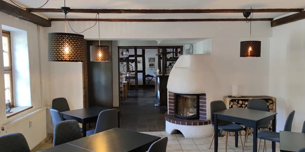 Tagungshotels - Beamer und Leinwand - Kaminraum mit Einzeltischen - Elstermühle Plessa