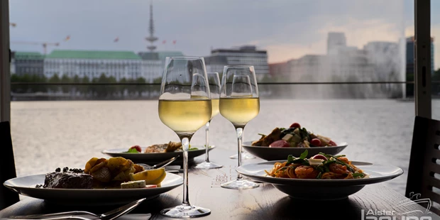 Tagungshotels - Hamburg-Stadt (Hamburg, Freie und Hansestadt) - Außergewöhnlicher Blick auf die Binnenalster vom Restaurantschiff - Alsterlagune