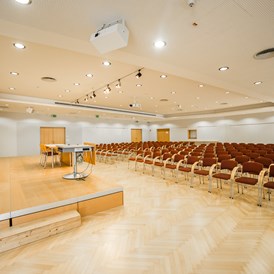 Seminarraum: Der große Tagungsraum (Konferenzraum TLE) des Technologiezentrum Eisenstadt im Burgenland. - Seminarräume Technologiezentrum Eisenstadt