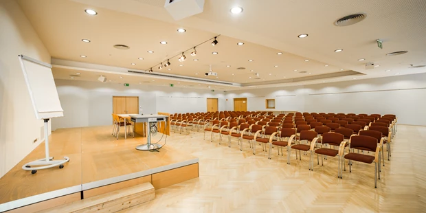 Tagungshotels - Beamer und Leinwand - Der große Tagungsraum (Konferenzraum TLE) des Technologiezentrum Eisenstadt im Burgenland. - Seminarräume Technologiezentrum Eisenstadt