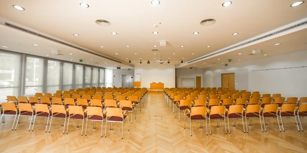Tagungshotels - Beamer und Leinwand - Parlamentarische Bestühlung des Seminarraum im Technologiezentrum Eisenstadt. - Seminarräume Technologiezentrum Eisenstadt