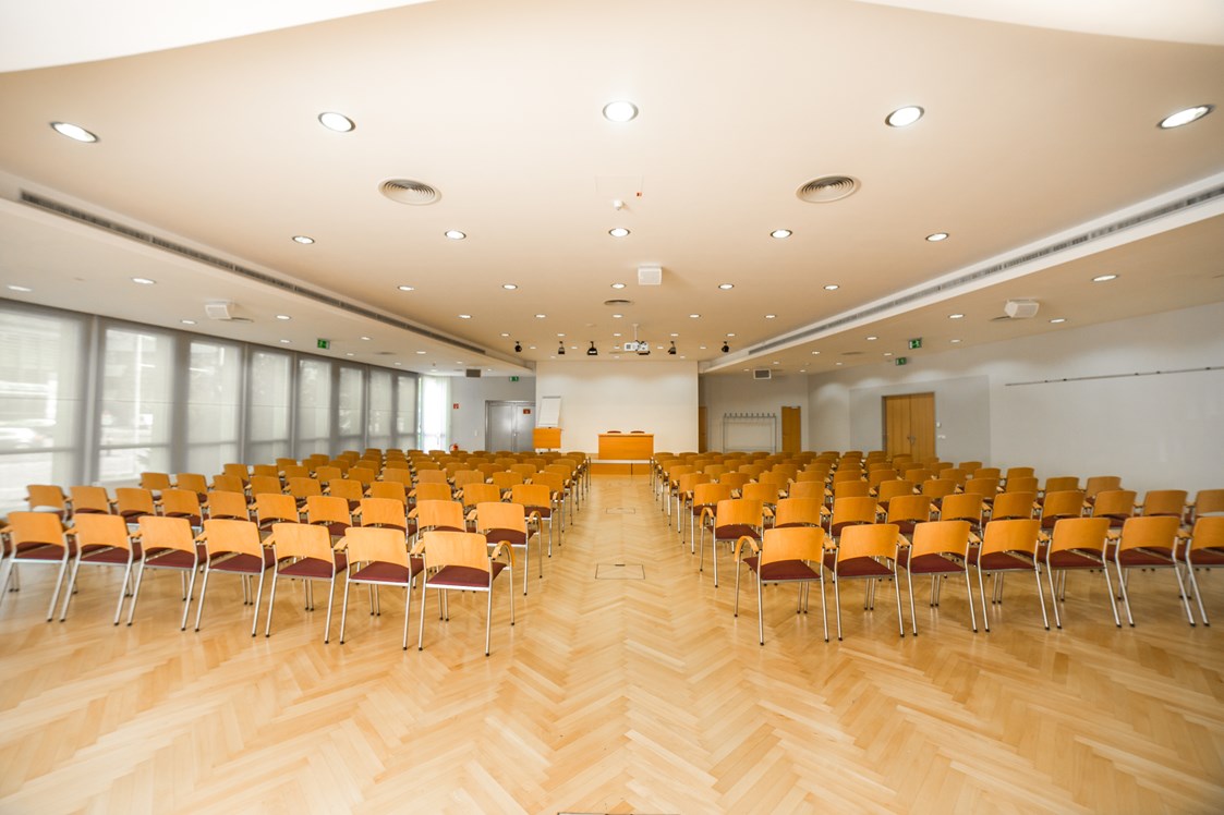 Seminarraum: Parlamentarische Bestühlung des Seminarraum im Technologiezentrum Eisenstadt. - Seminarräume Technologiezentrum Eisenstadt