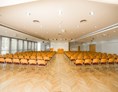 Seminarraum: Parlamentarische Bestühlung des Seminarraum im Technologiezentrum Eisenstadt. - Seminarräume Technologiezentrum Eisenstadt