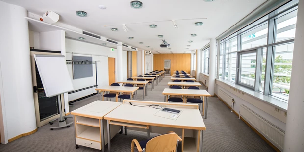 Tagungshotels - Beamer und Leinwand - Die Seminarräume des Technologiezentrum in Eisenstadt. - Seminarräume Technologiezentrum Eisenstadt