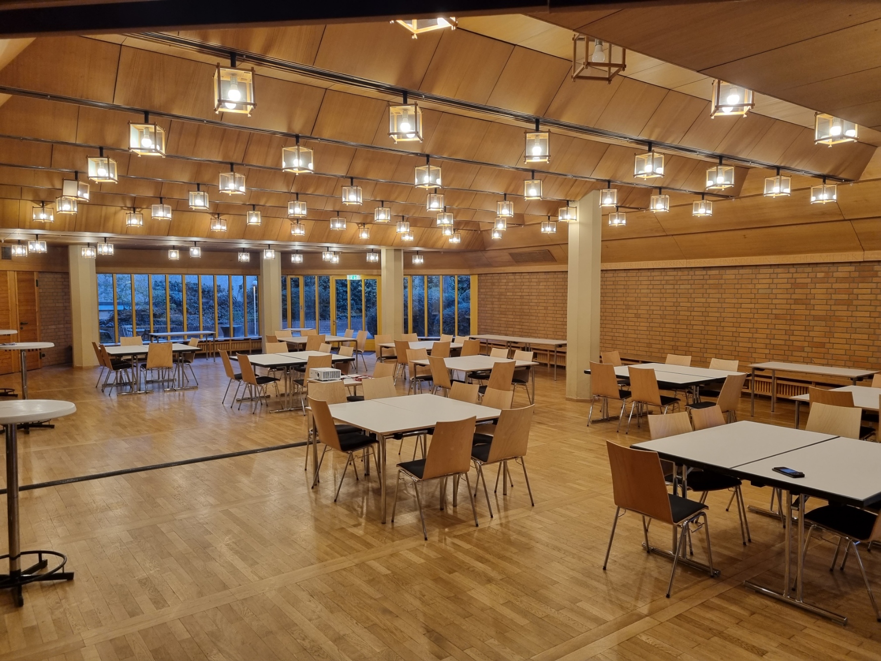 Seminarraum: Mathildensaal in lockerer Gruppentischbestuhlung - Veranstaltungszentrum des Evangelischen Handwerker-Vereins