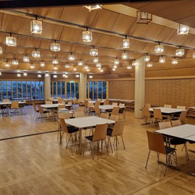 Seminarraum: Mathildensaal in lockerer Gruppentischbestuhlung - Veranstaltungszentrum des Evangelischen Handwerker-Vereins