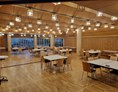 Seminarraum: Mathildensaal in lockerer Gruppentischbestuhlung - Veranstaltungszentrum des Evangelischen Handwerker-Vereins