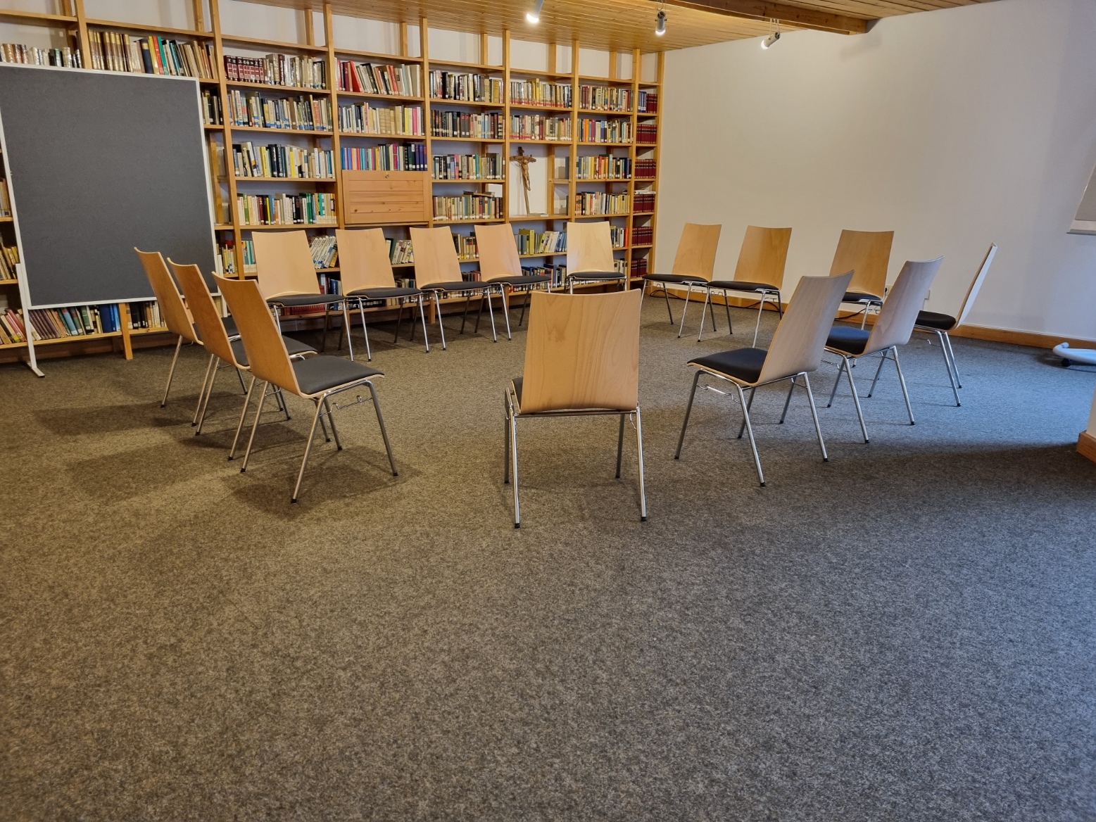 Seminarraum: Bibliothek mit Kreis - Veranstaltungszentrum des Evangelischen Handwerker-Vereins