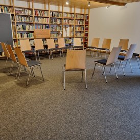 Seminarraum: Bibliothek mit Kreis - Veranstaltungszentrum des Evangelischen Handwerker-Vereins