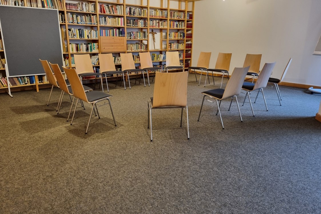 Seminarraum: Bibliothek mit Kreis - Veranstaltungszentrum des Evangelischen Handwerker-Vereins