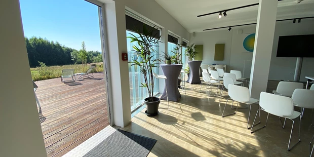 Tagungshotels - Beamer und Leinwand - Tagungsräume mit direktem Zugang zur Terrasse - Avaneo Hotel Marktredwitz
