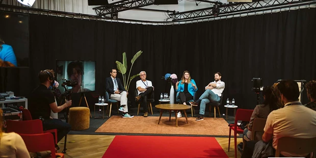 Tagungshotels - Beamer und Leinwand - Hier bei uns im Impact Hub ist es möglich Meeting- und
Workshops durchzuführen, großartige Veranstaltungen und Events anzubieten sowie hybrides Event
zu veranstalten. Weiters haben wir einen Podcast-Raum und viel Platz für 
Kreativität, Zusammenarbeit und
Entwicklung. - Impact Hub