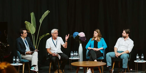 Tagungshotels - Beamer und Leinwand - Stage im Event Room  - Impact Hub