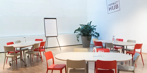 Tagungshotels - Beamer und Leinwand - Verschiedenste Set-Ups sind im Event Room möglich. Workshop, Kinobestuhlung, Board-Meetings und vieles mehr.  - Impact Hub