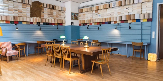 Tagungshotels - Beamer und Leinwand - Library  - Impact Hub
