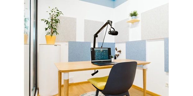 Tagungshotels - Beamer und Leinwand - Mini-Meeting/Podcast Room - Impact Hub