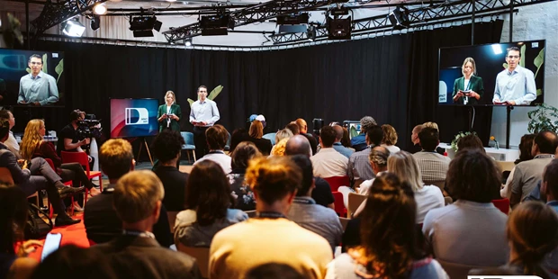 Tagungshotels - Beamer und Leinwand - Event Room -  Wussten Sie, dass Sie in der Lage sind tausende von Menschen aus der ganzen der ganzen Welt an einer einzigen interaktiven interaktiven Hybrid- oder Online Veranstaltung teilzunehmen? Hier bei Impact Hub haben wir die Technik, Ausstattung, Kapazitäten und das Fachwissen
um dies zu ermöglichen. Von Seminaren
und Konferenzen bis hin zu Kongressen, bei denen
Menschen online treffen - das Schlüsselwort ist
Interaktivität.
 - Impact Hub