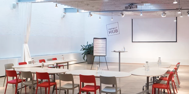Tagungshotels - Beamer und Leinwand - Event Room  - Impact Hub