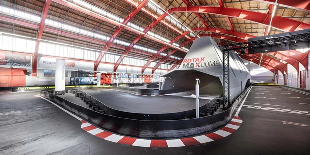 Tagungshotels - Beamer und Leinwand - ©Rotax MAX Dome - Rotax MAX Dome Linz