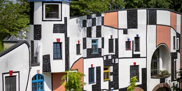 Tagungshotels - Thermenland Steiermark - Kunsthaus - In diesem Gebäude sind rund 100 Hotelzimmer untergebracht - Rogner Bad Blumau