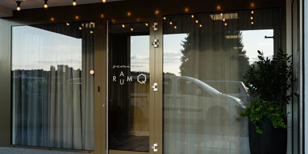 Tagungshotels - Beamer und Leinwand - RaumQ - Motel Schlafraum