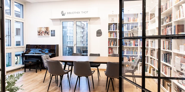 Tagungshotels - Beamer und Leinwand - Raum "Bibliothek" mit Klavier - Seminarräume mit Charme in Wipkingen