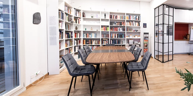 Tagungshotels - Beamer und Leinwand - Raum "Bibliothek" - Seminarräume mit Charme in Wipkingen