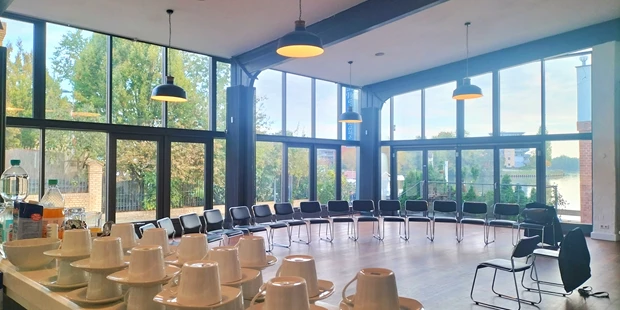 Tagungshotels - Beamer und Leinwand - Großer Saal - Katzengraben 19