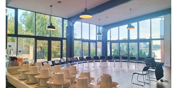 Tagungshotels - Beamer und Leinwand - Großer Saal - Katzengraben 19