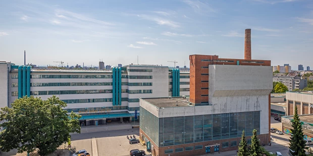 Tagungshotels - Beamer und Leinwand - Das denkmalgeschützte Architekturjuwel Tabakfabrik im Herzen von Linz bietet eine einmalige Atmosphäre für eine ganze Bandbreite an Veranstaltungen - vor allem bei Seminaren und Workshops ist das Kreativquartier prädestiniert, Impulsgeber für innovative Denkprozesse zu sein. © Gregor Hartl Fotografie - Tabakfabrik Linz