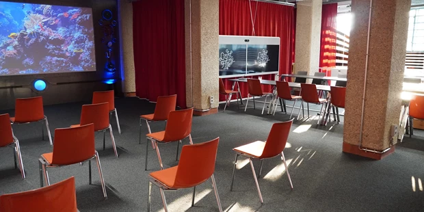 Tagungshotels - Beamer und Leinwand - Mit dem 140 m2 großen Raum Nautilus hat die Tabakfabrik ein Labor für Expeditionen geschaffen, die in die Tiefe gehen.  - Tabakfabrik Linz