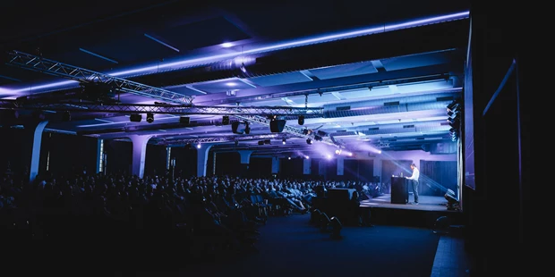 Tagungshotels - Beamer und Leinwand - Einst Herzstück der Tabakproduktion, heute spektakuläre Veranstaltungsstätte auf dem neuesten Stand der Technik – die lichtdurchflutete Lösehalle ist inzwischen Marktplatz, Treffpunkt und Eventspace für Produktpräsentationen, Feierlichkeiten oder Kongresse und ermöglicht maßgeschneiderte Veranstaltungen. Foto: Siegfried Stöbich, Dynatrace - Tabakfabrik Linz