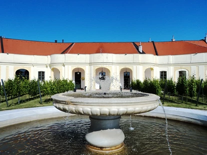 Tagungshotels - Portier: kein Portier - Ansicht aus dem Orangeriegarten auf den Apothekertrakt - Schloss Schönbrunn Apothekertrakt und Orangerie
