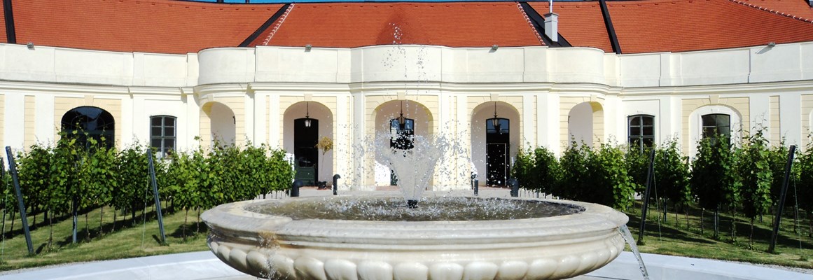Seminarraum: Ansicht aus dem Orangeriegarten auf den Apothekertrakt - Schloss Schönbrunn Apothekertrakt und Orangerie 