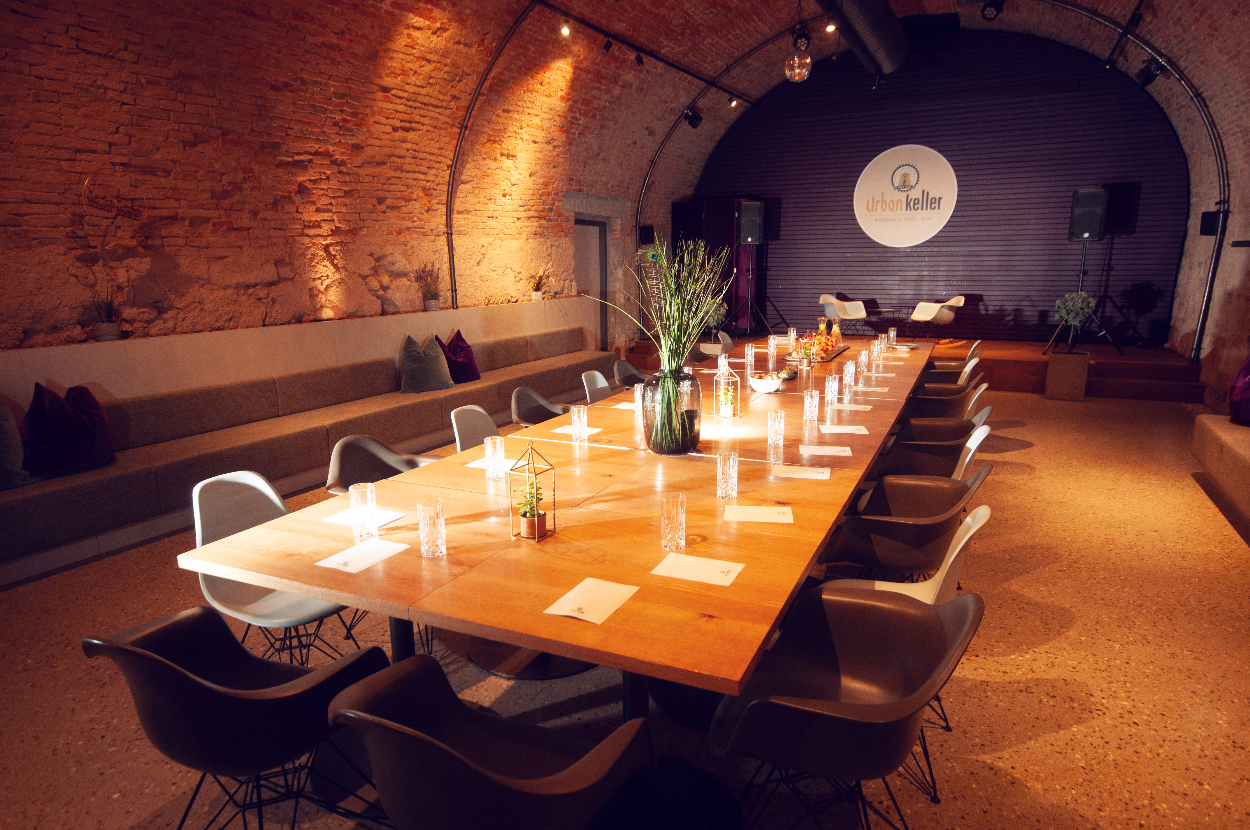 Tagungshotels - Portier: kein Portier - Tafel - Gewölbe - URBANKELLER
