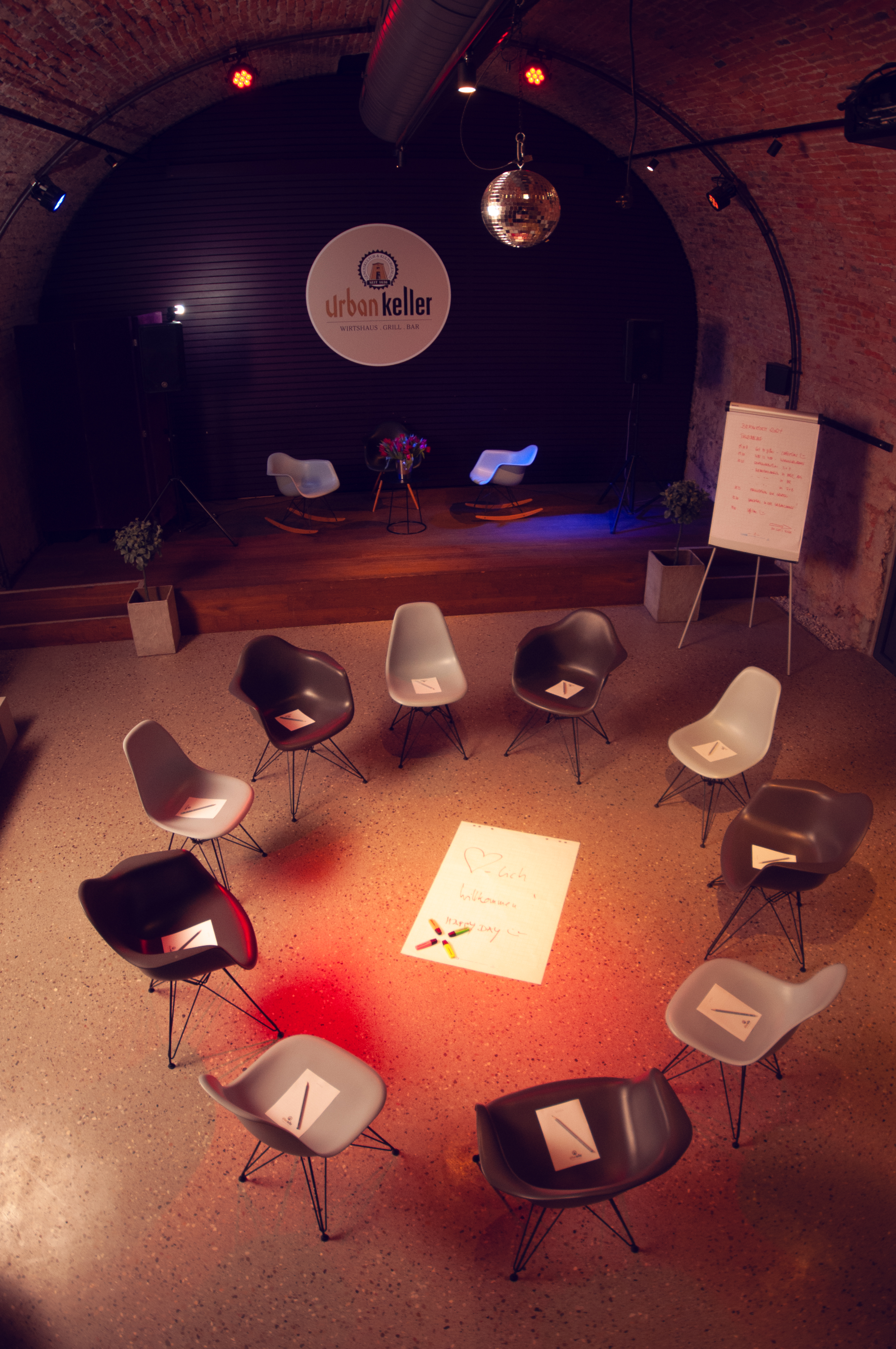 Tagungshotels - Portier: kein Portier - Stuhlkreis - Gewölbe - URBANKELLER