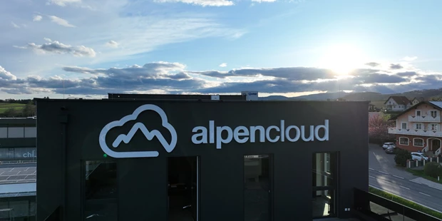 Tagungshotels - Beamer und Leinwand - Alpencloud Business- & Innovationscenter