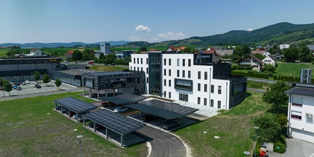 Tagungshotels - Beamer und Leinwand - Alpencloud Business- & Innovationscenter