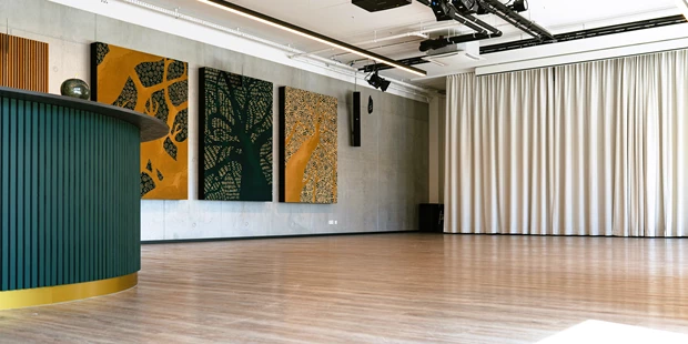 Tagungshotels - Beamer und Leinwand - Alpencloud Business- & Innovationscenter