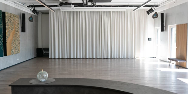 Tagungshotels - Beamer und Leinwand - Alpencloud Business- & Innovationscenter