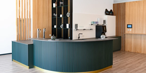 Tagungshotels - Beamer und Leinwand - Alpencloud Business- & Innovationscenter
