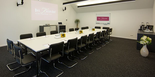 Tagungshotels - Lenzing (Lenzing) - 50 m2 großer Seminarraum, geeignet für bis zu 30 Personen für unterschiedlichste Anlässe - Hotel Der Kaiserhof Ried im Innkreis