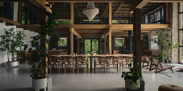 Tagungshotels - Beamer und Leinwand - Meeting Tisch - I am Escape