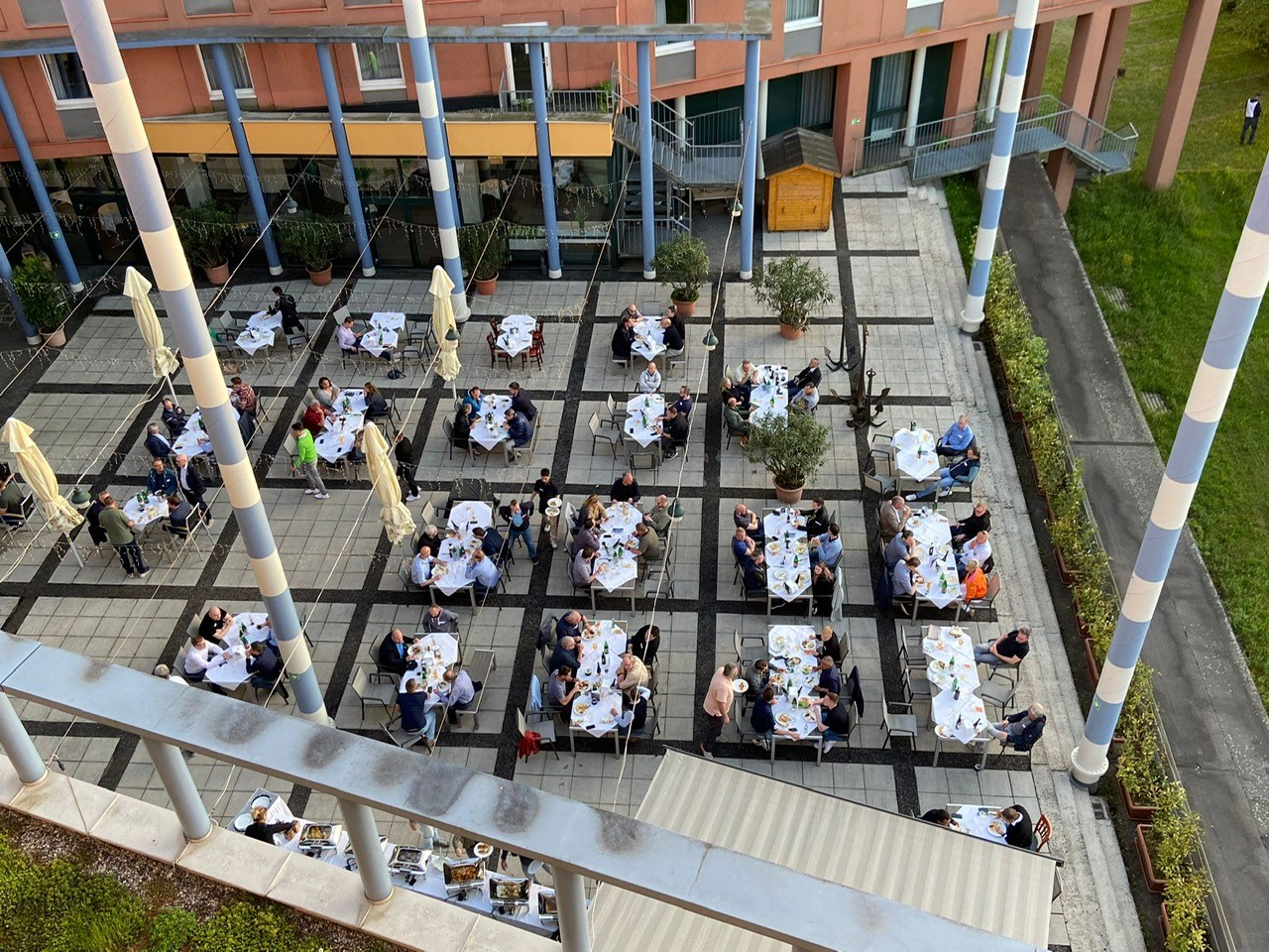 Seminarraum: Ob Sommerfest oder  ein perfekter Platz für das Mittagessen - die Terrasse im Hotel Donauwelle. - Hotel Donauwelle Linz