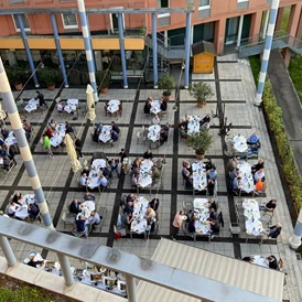 Seminarraum: Ob Sommerfest oder  ein perfekter Platz für das Mittagessen - die Terrasse im Hotel Donauwelle. - Hotel Donauwelle Linz