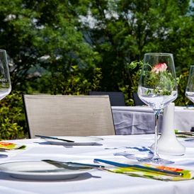 Seminarraum: gedeckter Tisch auf der Terrasse im Restaurant Donauwelle - Hotel Donauwelle Linz