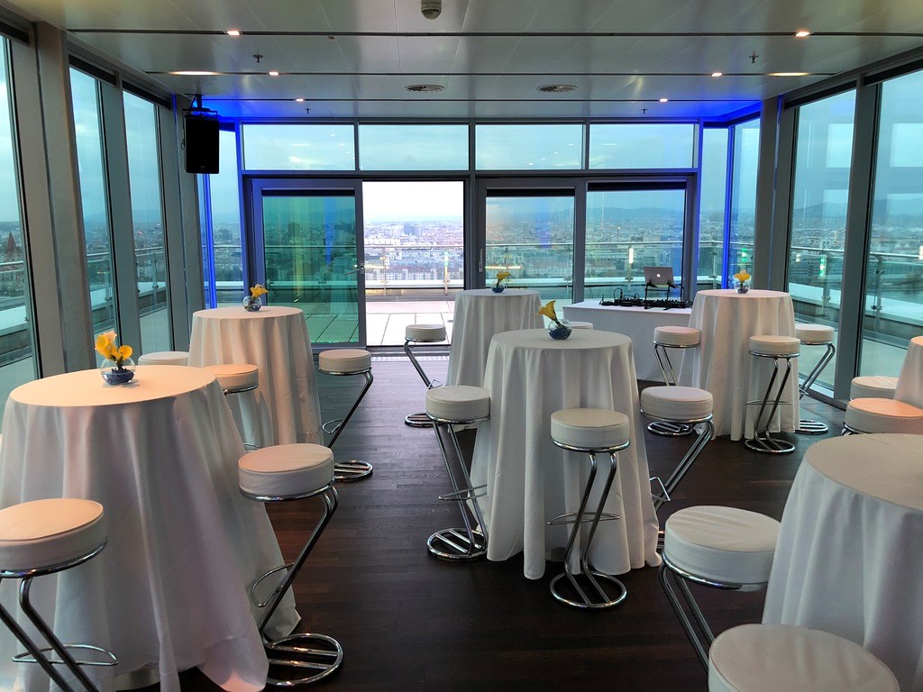 Seminarraum: Sky Lobby mit Blick auf die Terrasse - wolke19 im Ares Tower