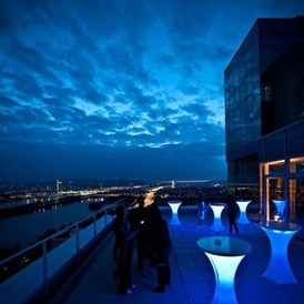 Seminarraum: Terrasse mit beleuchteten Stehtischen - wolke19 im Ares Tower