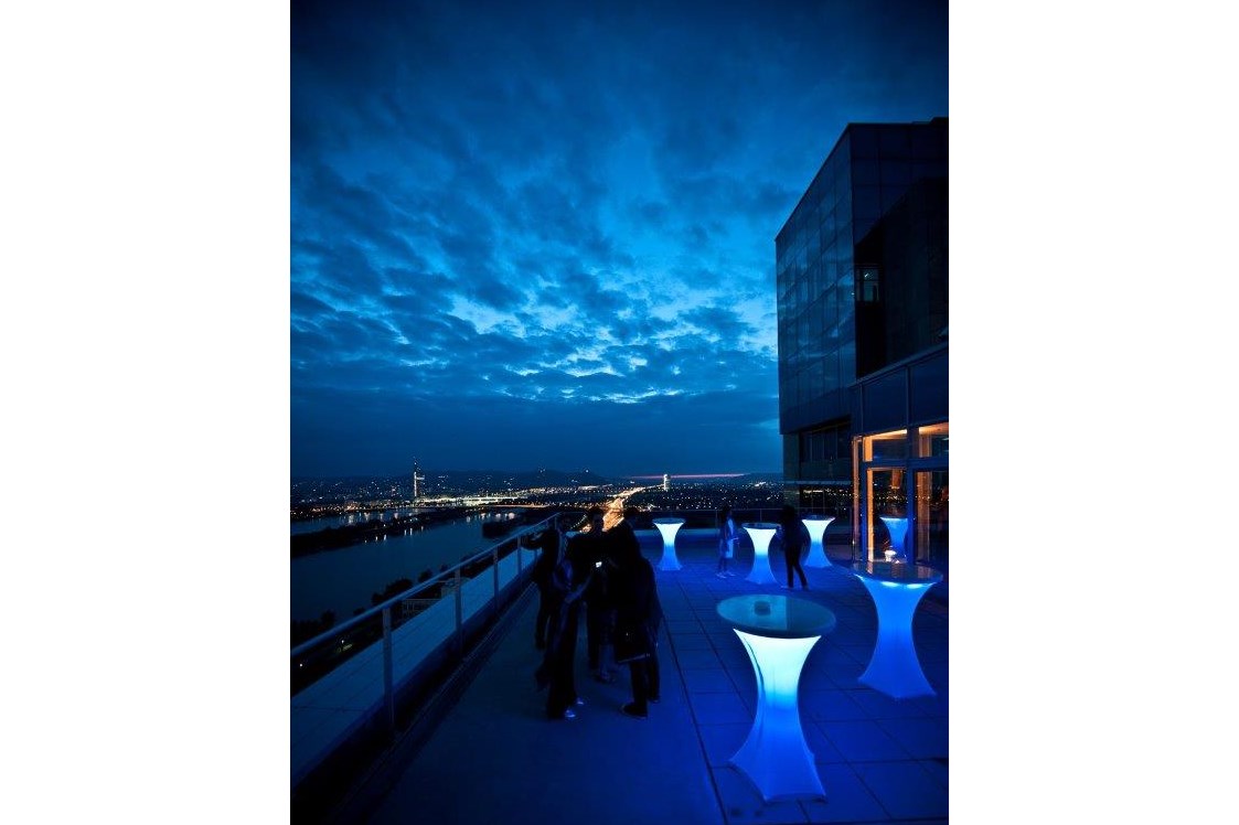 Seminarraum: Terrasse mit beleuchteten Stehtischen - wolke19 im Ares Tower