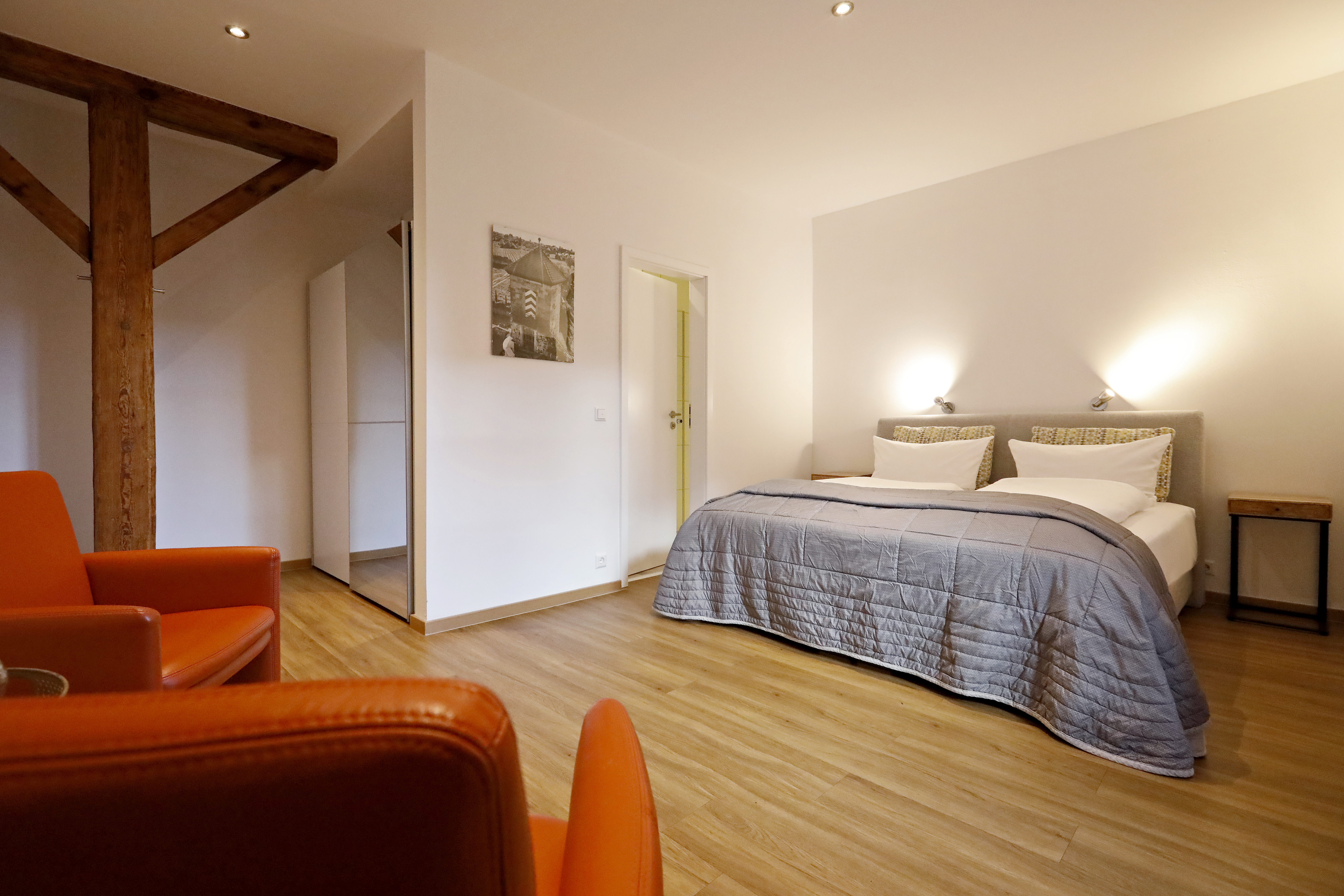 Seminarraum: Unser angeschlossenes Hotel verfügt über 14 individuelle Zimmer mit Blick ins Tal, auf den Hotelteich oder in den historischen Innenhof - Hofgut Battenberg/ Pfalz